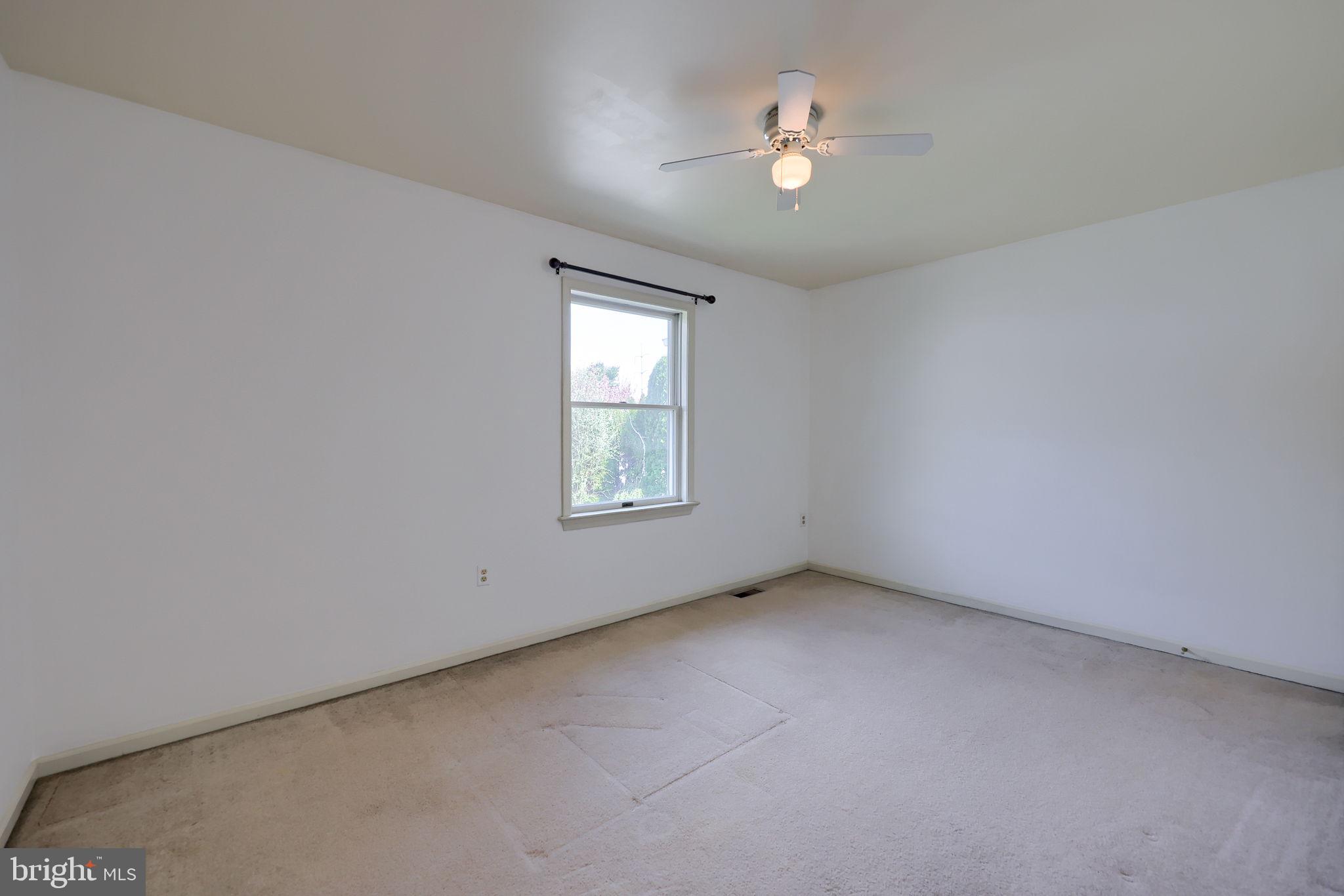 142 Palm Lane Lebanon, PA 17042 - Photo 21 of 38 an empty room with a window and ceiling fan