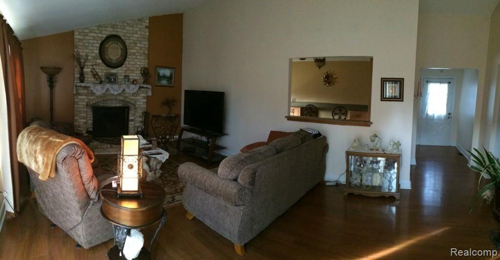 969 Cobblers Road Waterford, MI 48327 - Photo 14 of 23 liv2.jpg