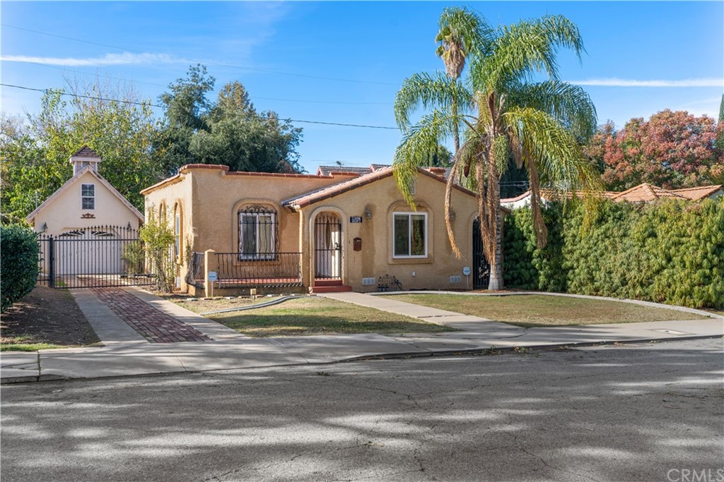 a view of a yard in front of house