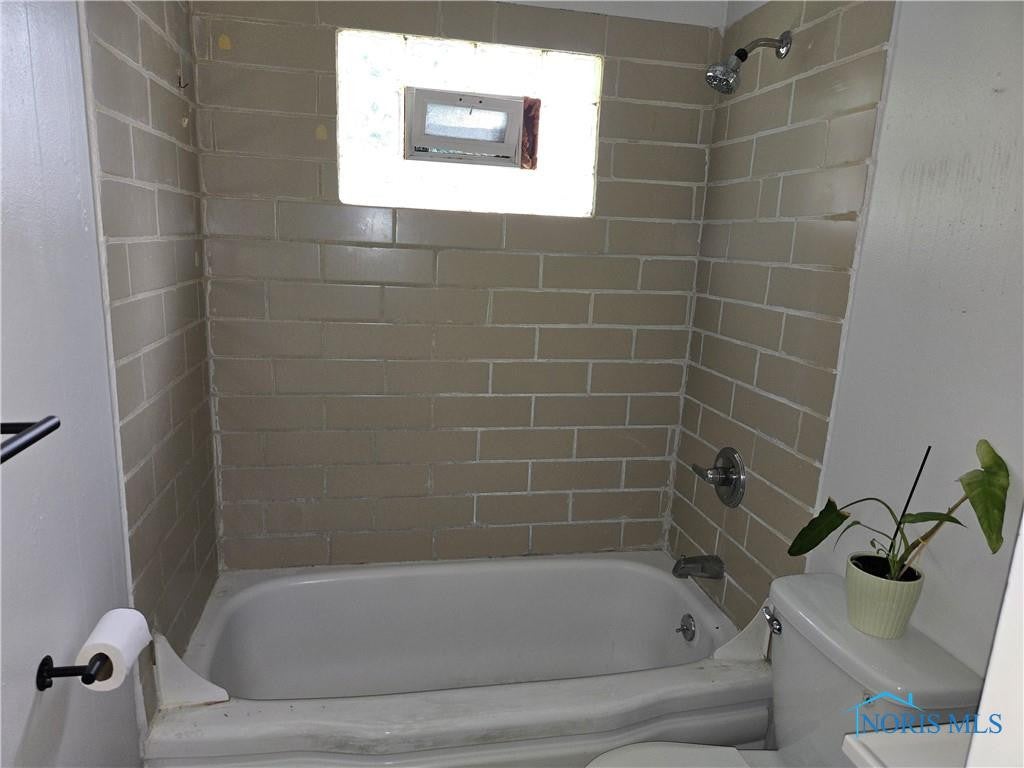 4501 Thackeray Road Maumee, OH 43537 - Photo 11 of 16 Updated Full Bath