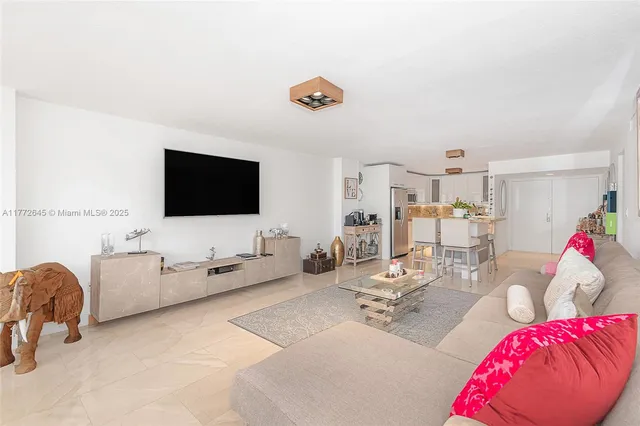 $1,100,000 | 6423 Collins Avenue, Unit 309, Miami Beach, FL 33141