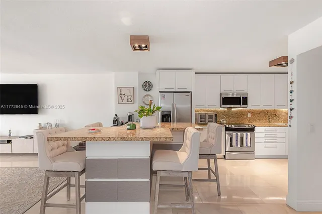 $1,100,000 | 6423 Collins Avenue, Unit 309, Miami Beach, FL 33141