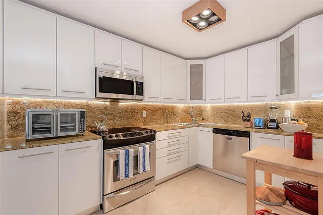 $1,100,000 | 6423 Collins Avenue, Unit 309, Miami Beach, FL 33141