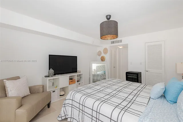 $1,100,000 | 6423 Collins Avenue, Unit 309, Miami Beach, FL 33141