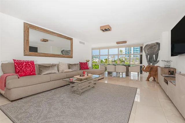 $1,100,000 | 6423 Collins Avenue, Unit 309, Miami Beach, FL 33141