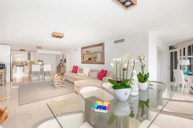 $1,100,000 | 6423 Collins Avenue, Unit 309, Miami Beach, FL 33141