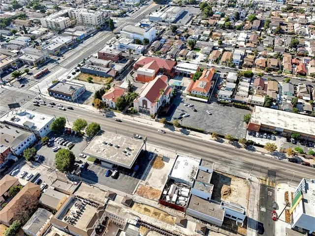 a view of a parking area