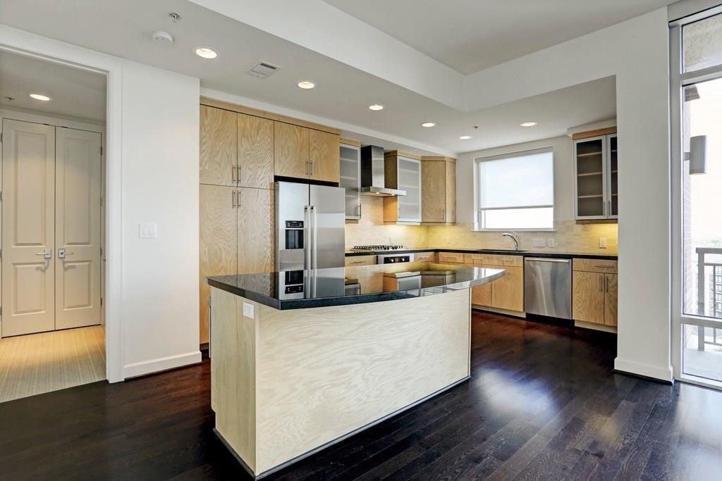 2207 Bancroft #1106 - Features Stainless Steel Bosh appliances, Island kitchen with granite countertops.