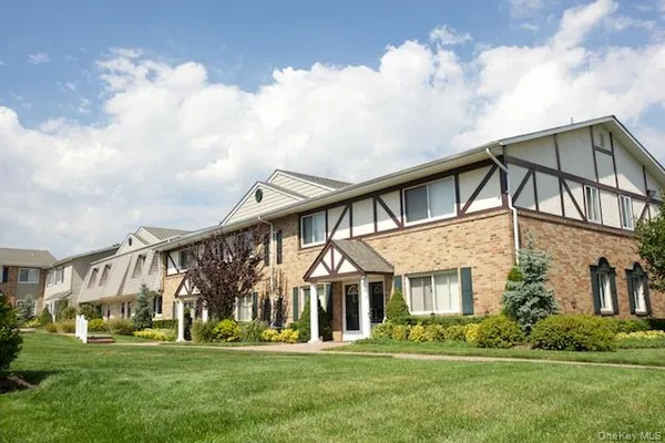 $3,410 | 138 Starlight Walk, Unit 138, Holbrook, NY 11741