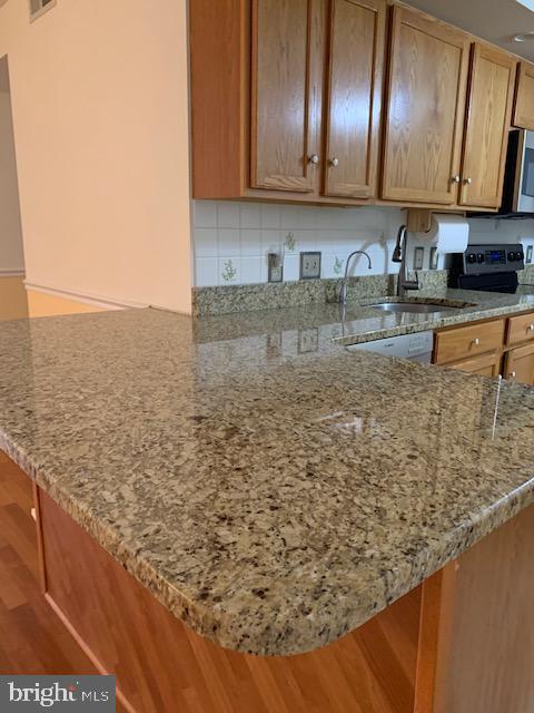 140 Brandon Road Norristown, PA 19403 - Photo 11 of 28 Granite Counter tops