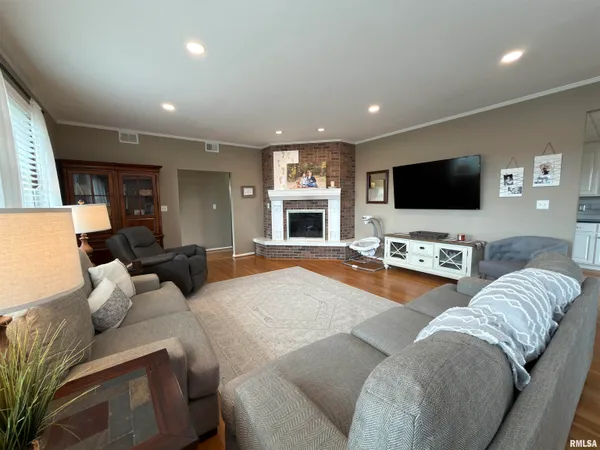 $399,900 | 842 Highway 14, Carmi, IL 62821