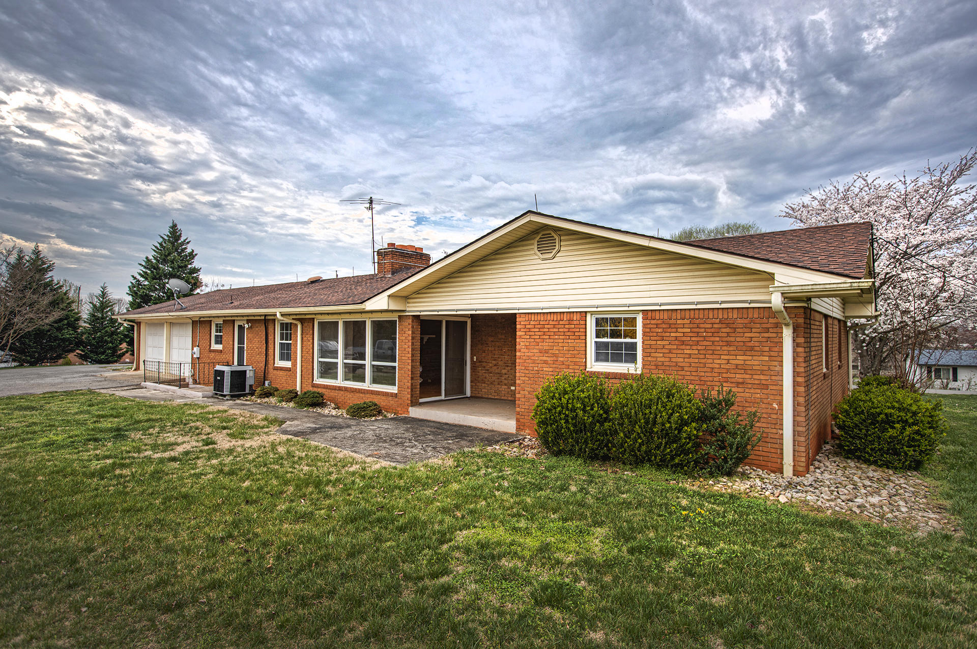 1087 Ross Road Vinton, VA 24179 - Photo 2 of 24 a front view of a house with a yard
