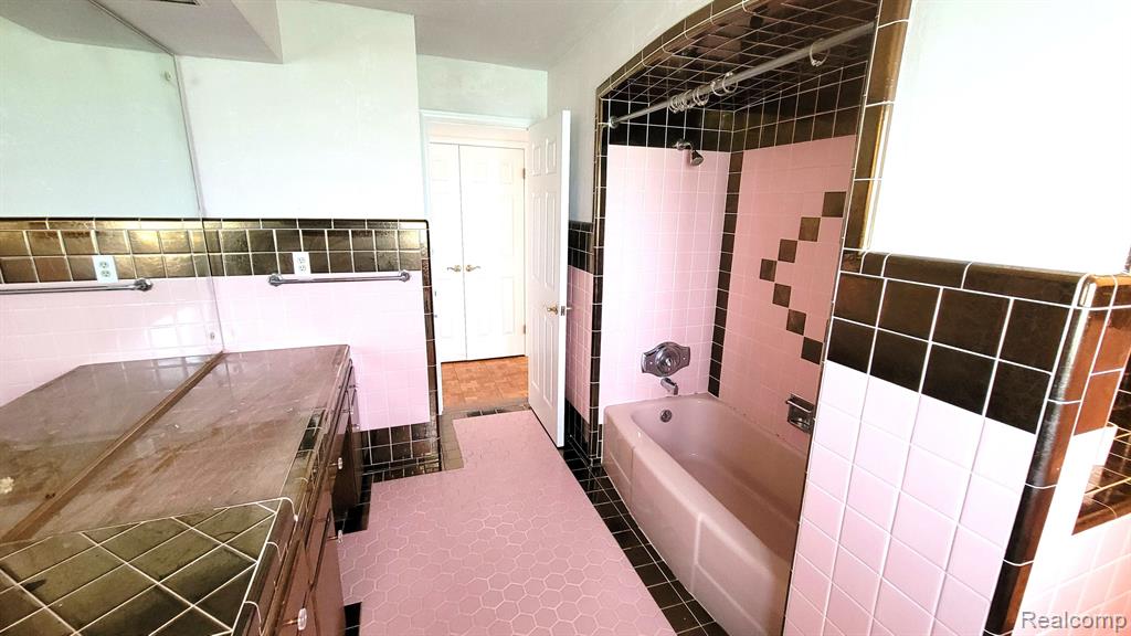 3760 West Maple Road Bloomfield Hills, MI 48301 - Photo 32 of 38 Gallery Image 32