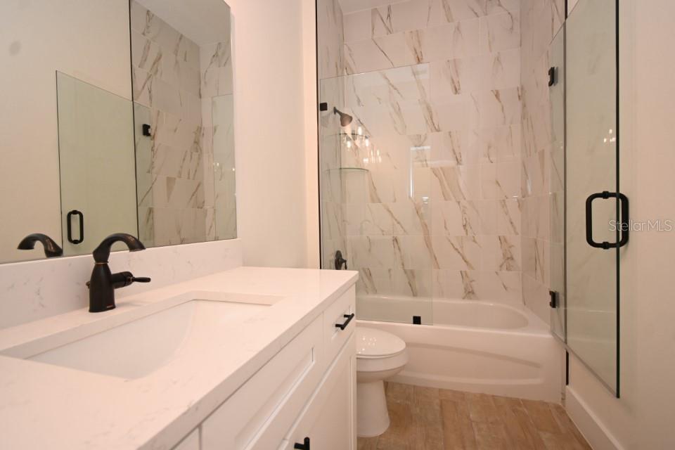 36755 Thomas Jefferson Road Dade City, FL 33525 - Photo 22 of 33 a bathroom with a sink a toilet and a bathtub