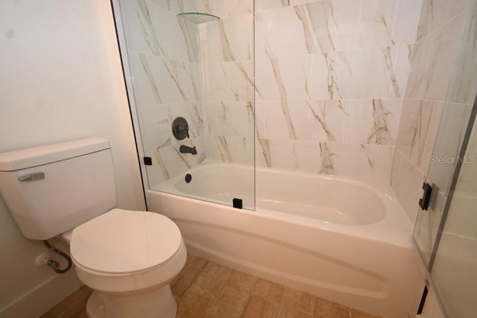 36755 Thomas Jefferson Road Dade City, FL 33525 - Photo 23 of 33 a bathroom with a bathtub and a toilet