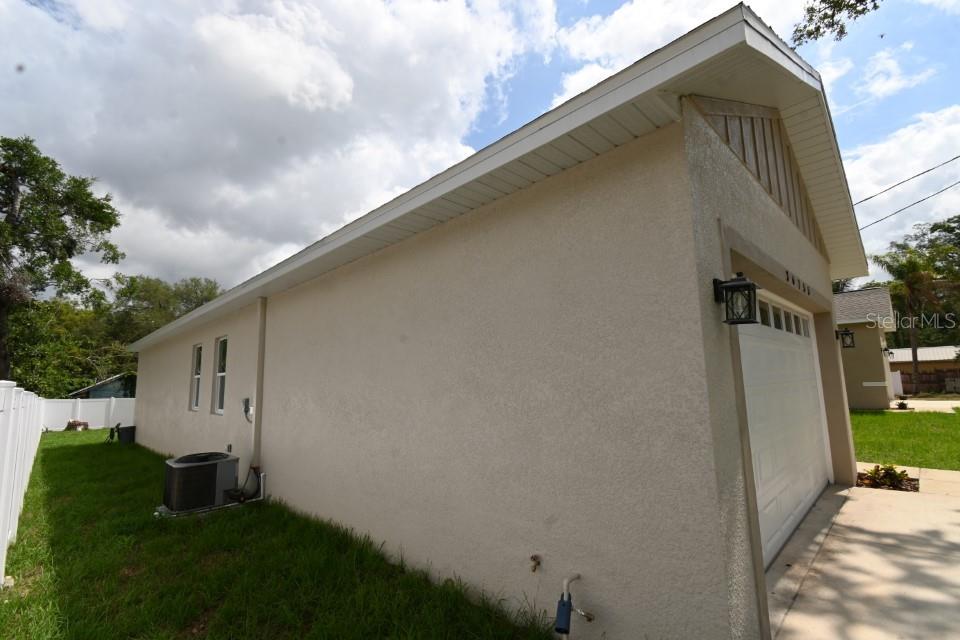36755 Thomas Jefferson Road Dade City, FL 33525 - Photo 29 of 33 a backyard of a house with lots of green space
