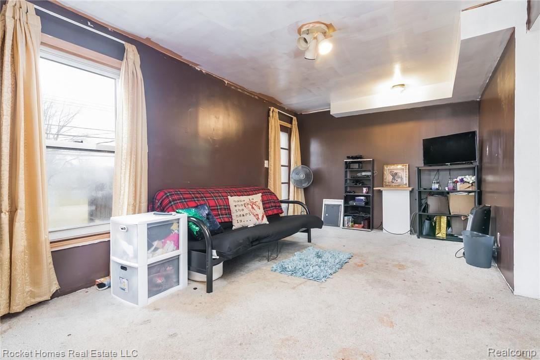 18531 Common Road Roseville, MI 48066 - Photo 10 of 27 009-photo-family-room-6632710.jpg