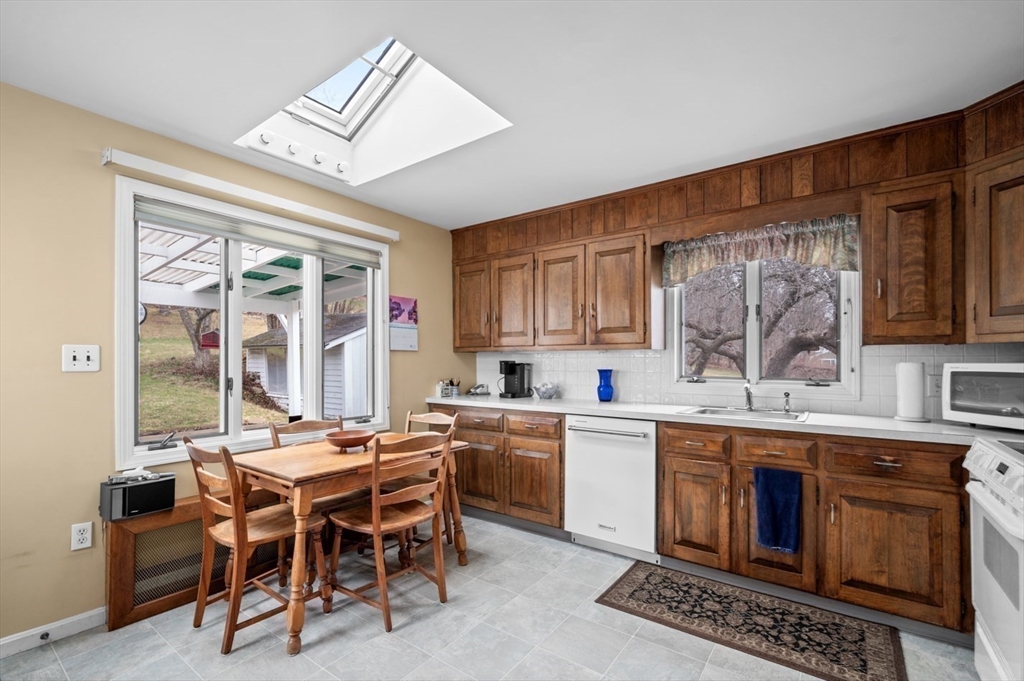 64 Whitehall Road Amesbury, MA 01913 - Photo 10 of 36