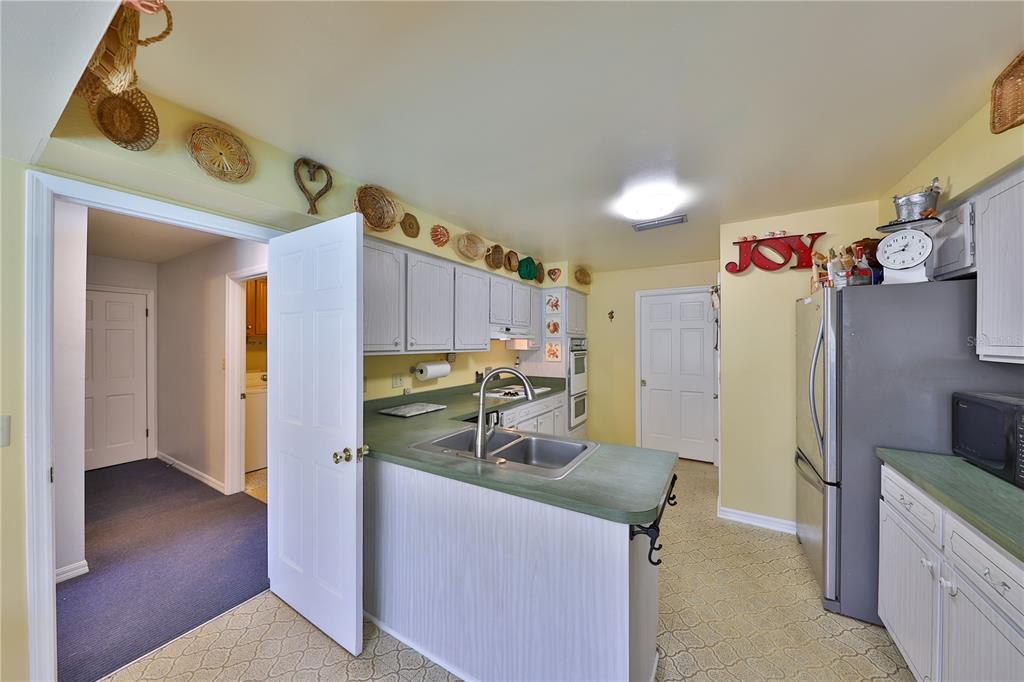 109 Satsuma Drive Altamonte Springs, FL 32714 - Photo 8 of 20 a kitchen that has a lot of cabinets in it