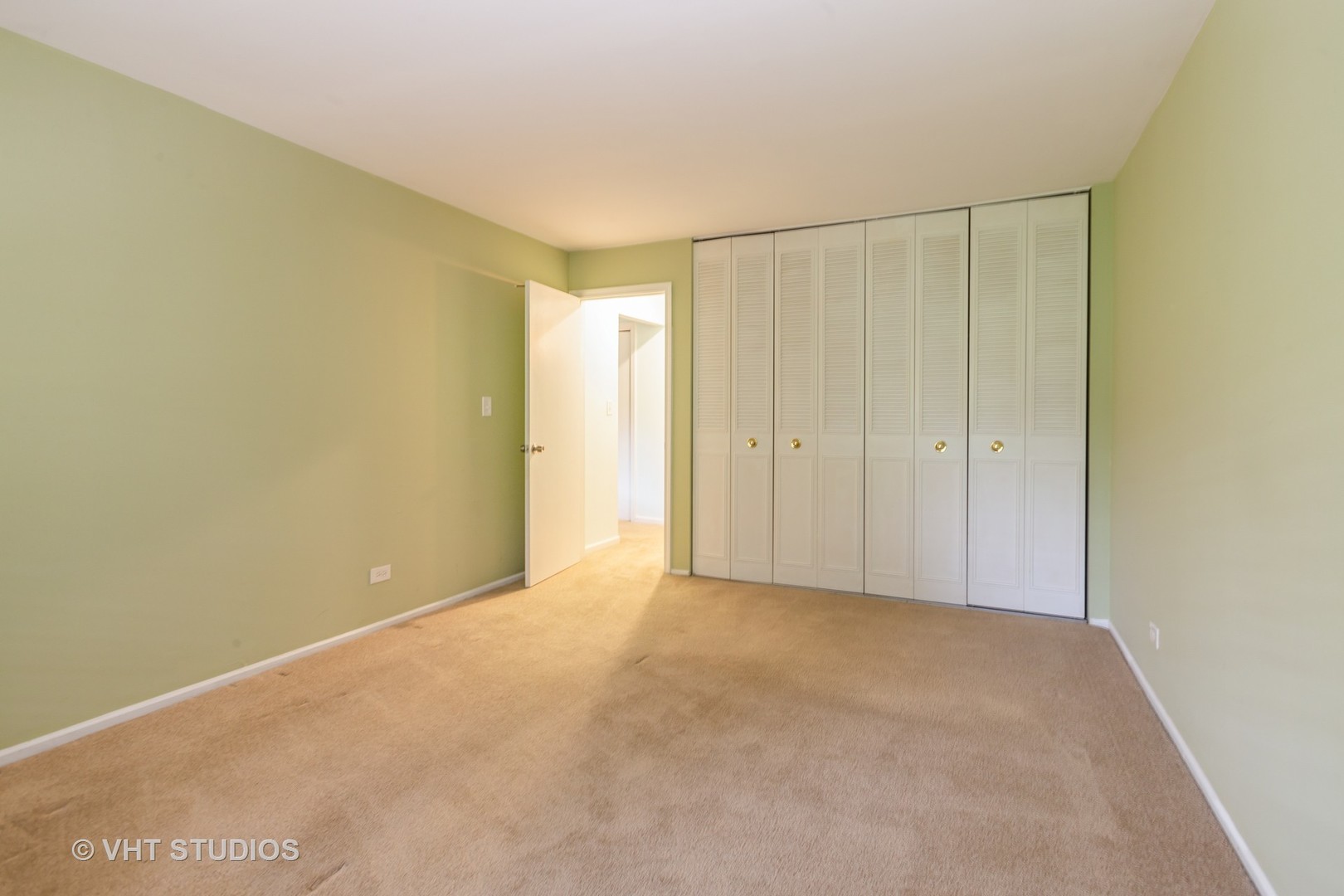 2323 South Goebbert Road, Unit 207 Arlington Heights, IL 60005 - Photo 10 of 12 a view of an empty room