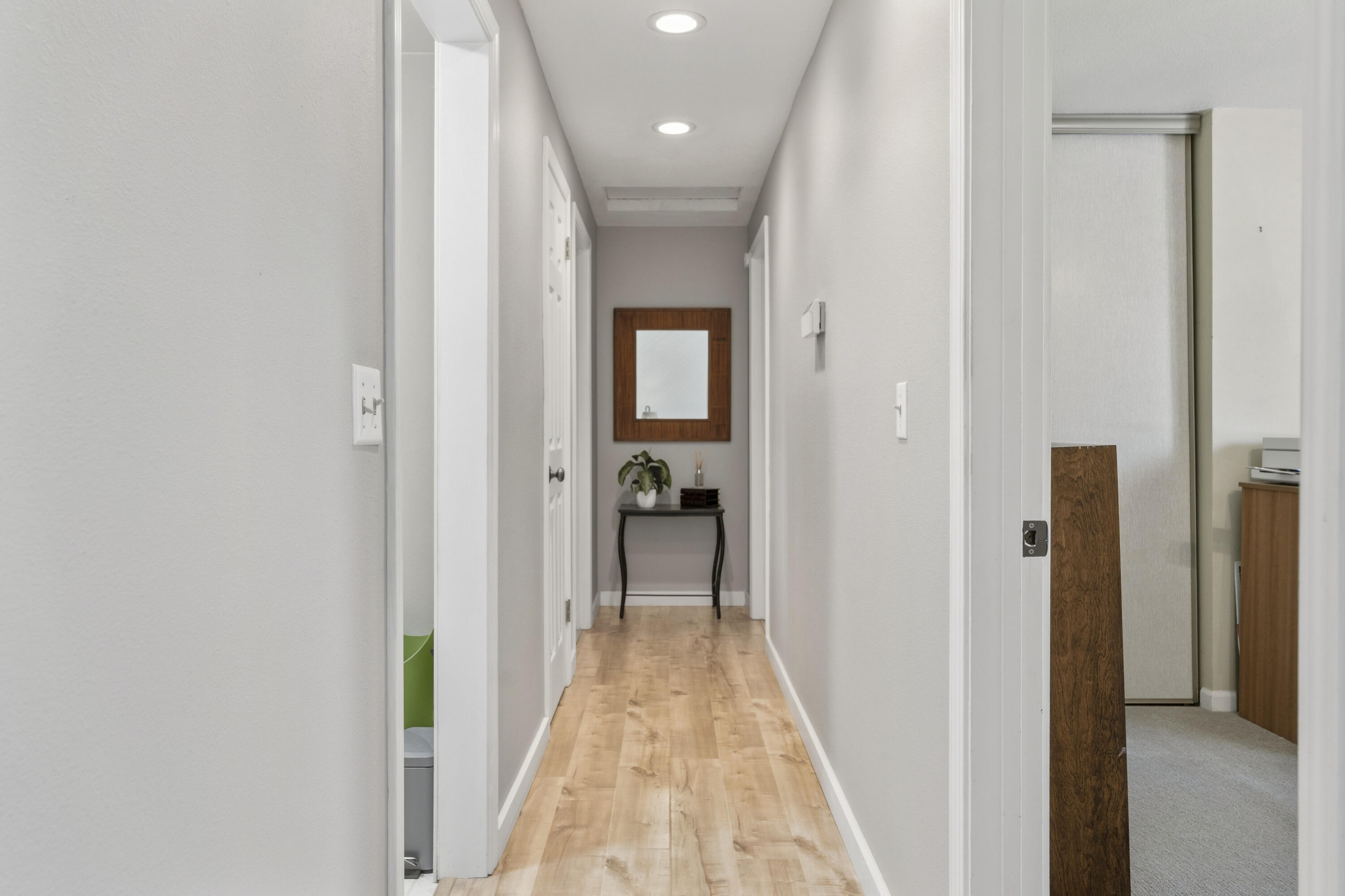 61908 Pettigrew Road Bend, OR 97702 - Photo 25 of 62 38-Hallway