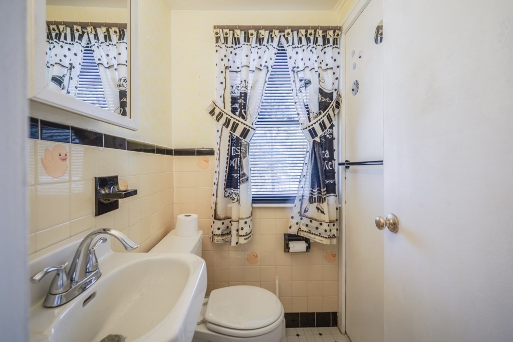 48 Fair Oak Road Springfield, MA 01128 - Photo 26 of 42 a bathroom with a toilet sink and shower