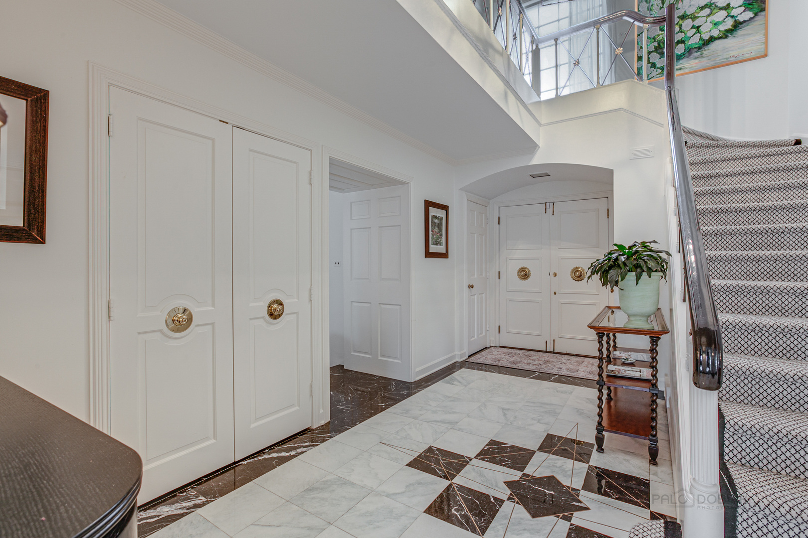 473 Sheridan Road Winnetka, IL 60093 - Photo 3 of 32 a living room with furniture and a potted plant
