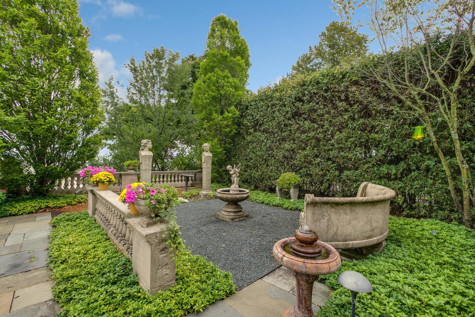 473 Sheridan Road Winnetka, IL 60093 - Photo 26 of 32 a garden view with a seating space