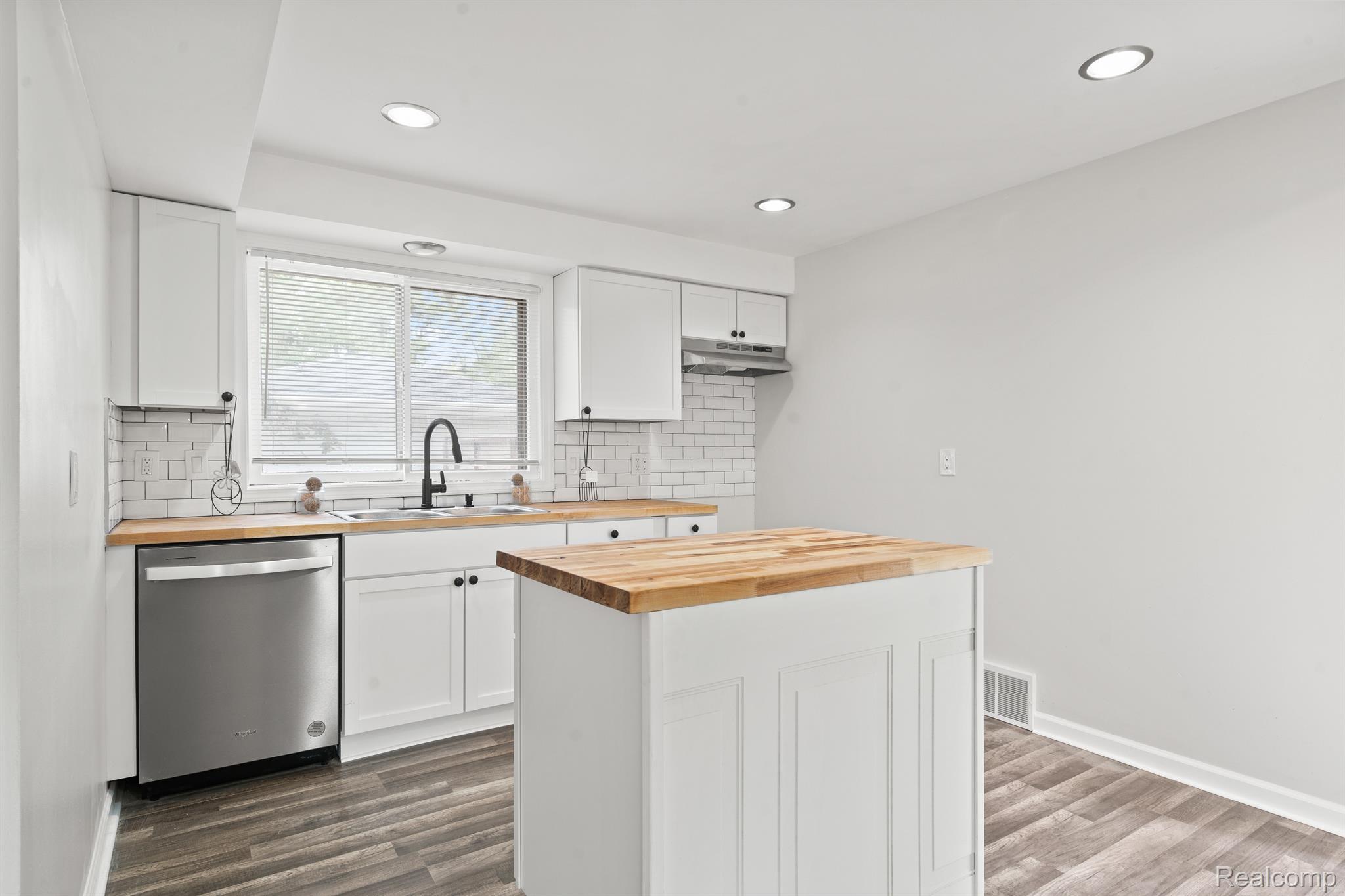 29377 Rambling Road Southfield, MI 48076 - Photo 6 of 18 Gallery Image 6