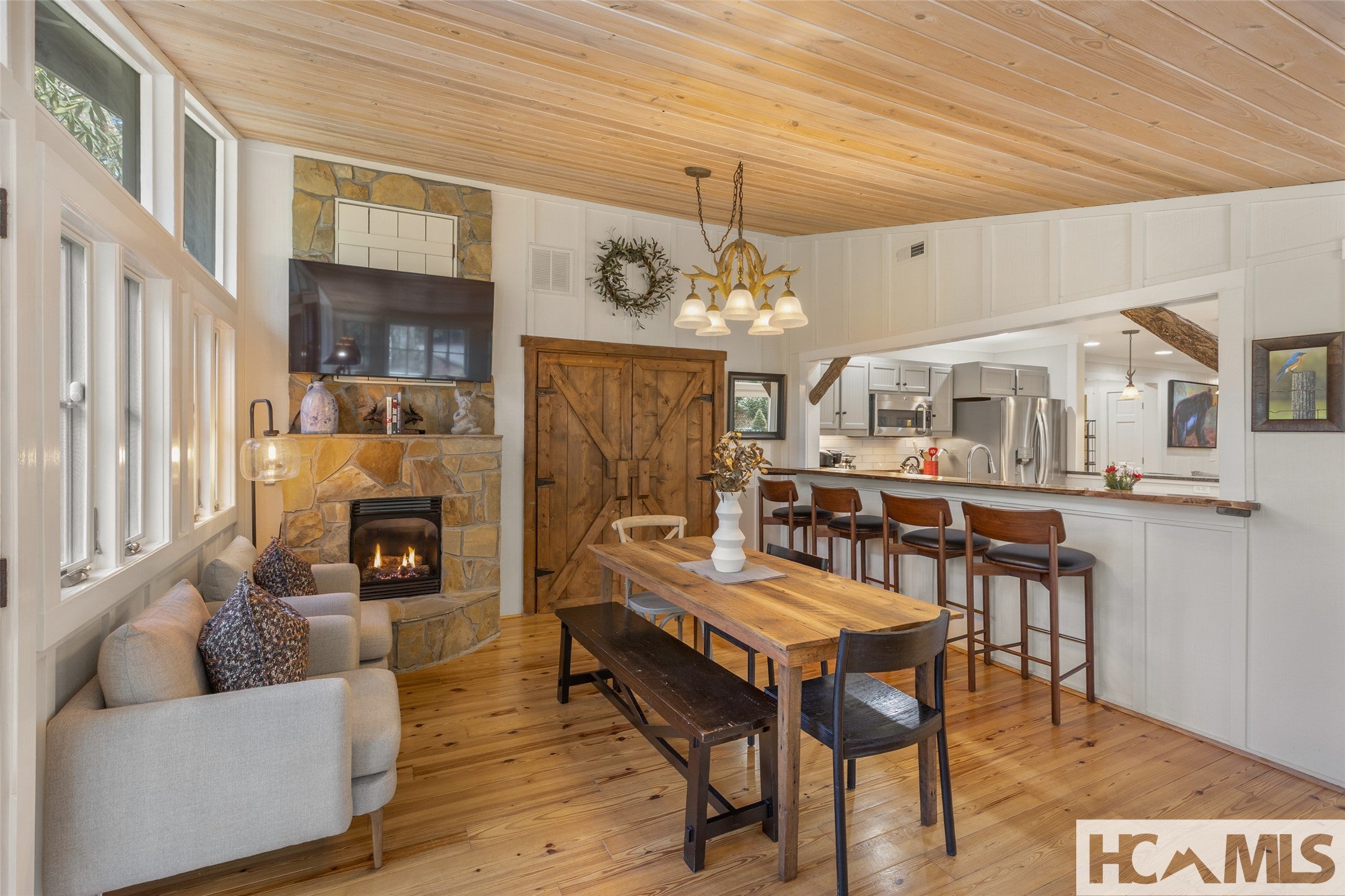 464 Franklin Road Highlands, NC 28741 - Photo 24 of 47 Breakfast bar #2 - den & dining
