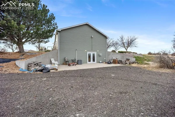 a view of a house with backyard and sitting area