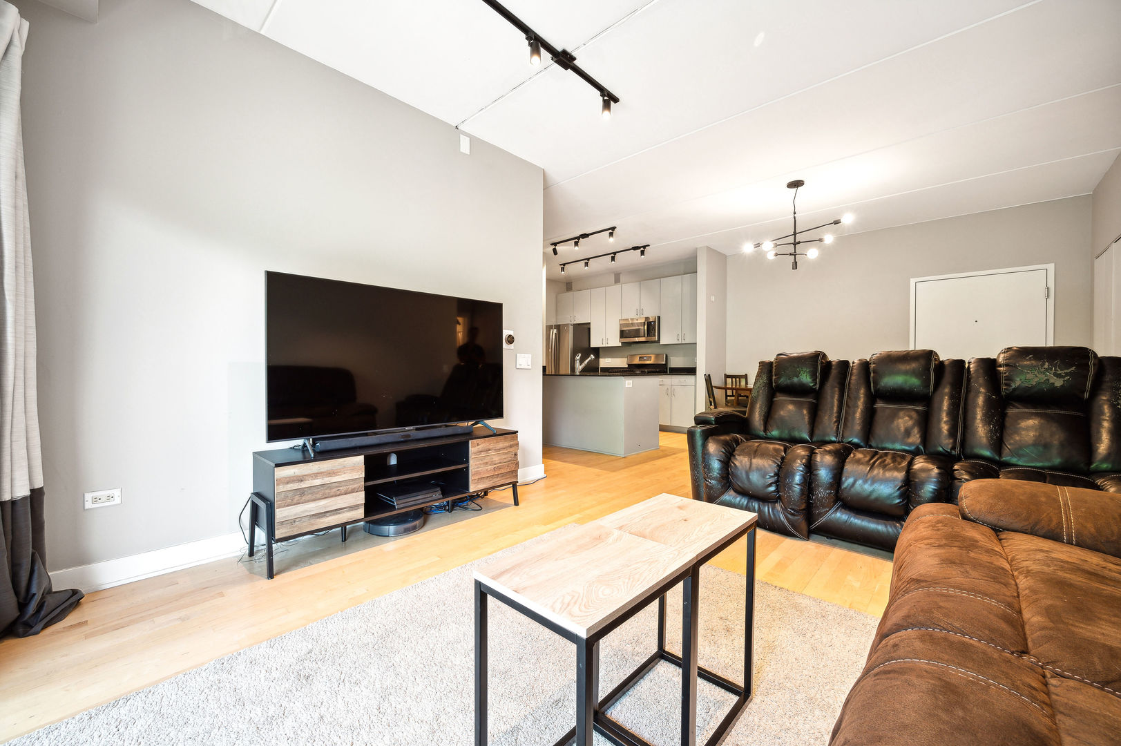 4311 North Sheridan Road, Unit 303 Chicago, IL 60613 - Photo 4 of 17 a living room with furniture and a flat screen tv