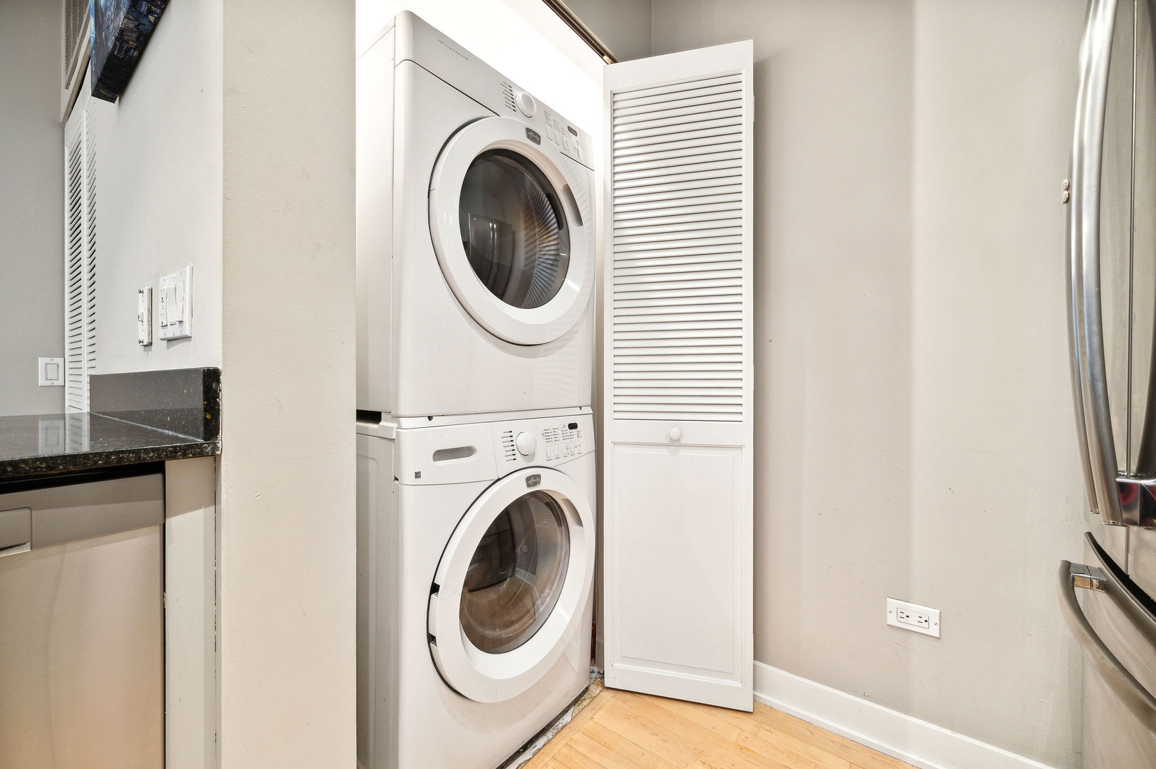 4311 North Sheridan Road, Unit 303 Chicago, IL 60613 - Photo 8 of 17 a utility room with dryer and washer
