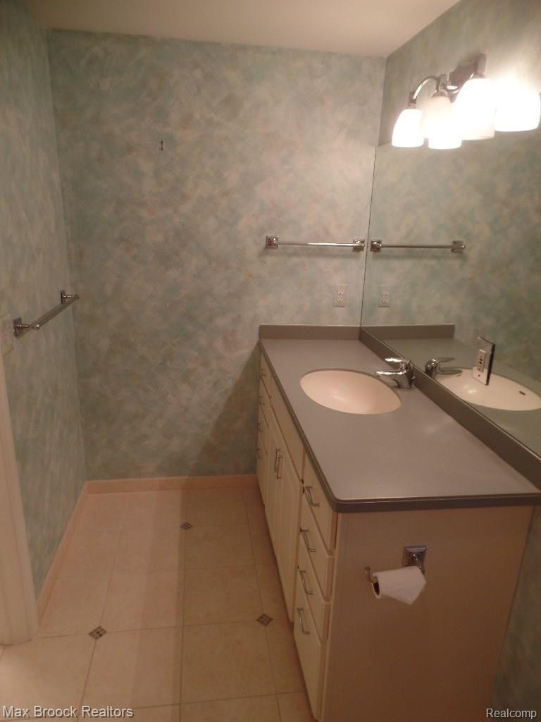 4026 Nearbrook Road Bloomfield Hills, MI 48302 - Photo 28 of 52 047.jpg