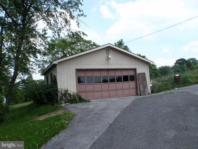 183 Co Rte 9/8 Berkeley Springs, WV 25411 - Photo 2 of 9 Garage 1