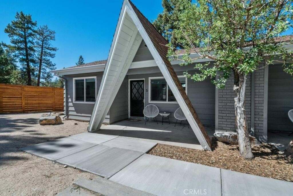 560 Edgemoor Road Big Bear Lake, CA 92315 - Photo 11 of 12 a view of outdoor space yard deck and living room