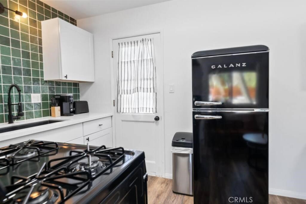 560 Edgemoor Road Big Bear Lake, CA 92315 - Photo 7 of 12 a kitchen with a stove and a refrigerator