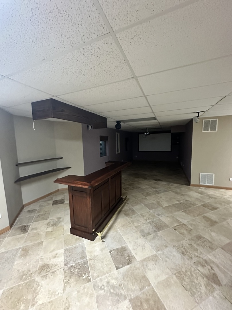1592 Wakefield Court Mundelein, IL 60060 - Photo 23 of 25 a living room with furniture