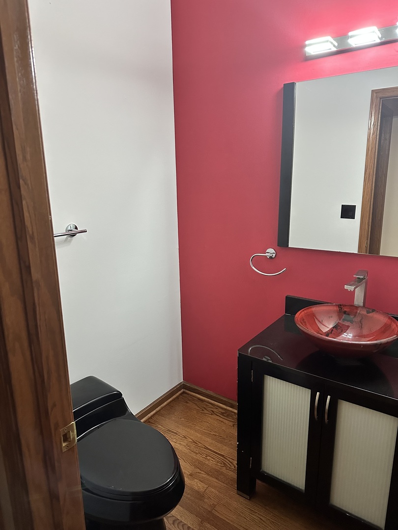 1592 Wakefield Court Mundelein, IL 60060 - Photo 9 of 25 a bathroom with a sink and a mirror