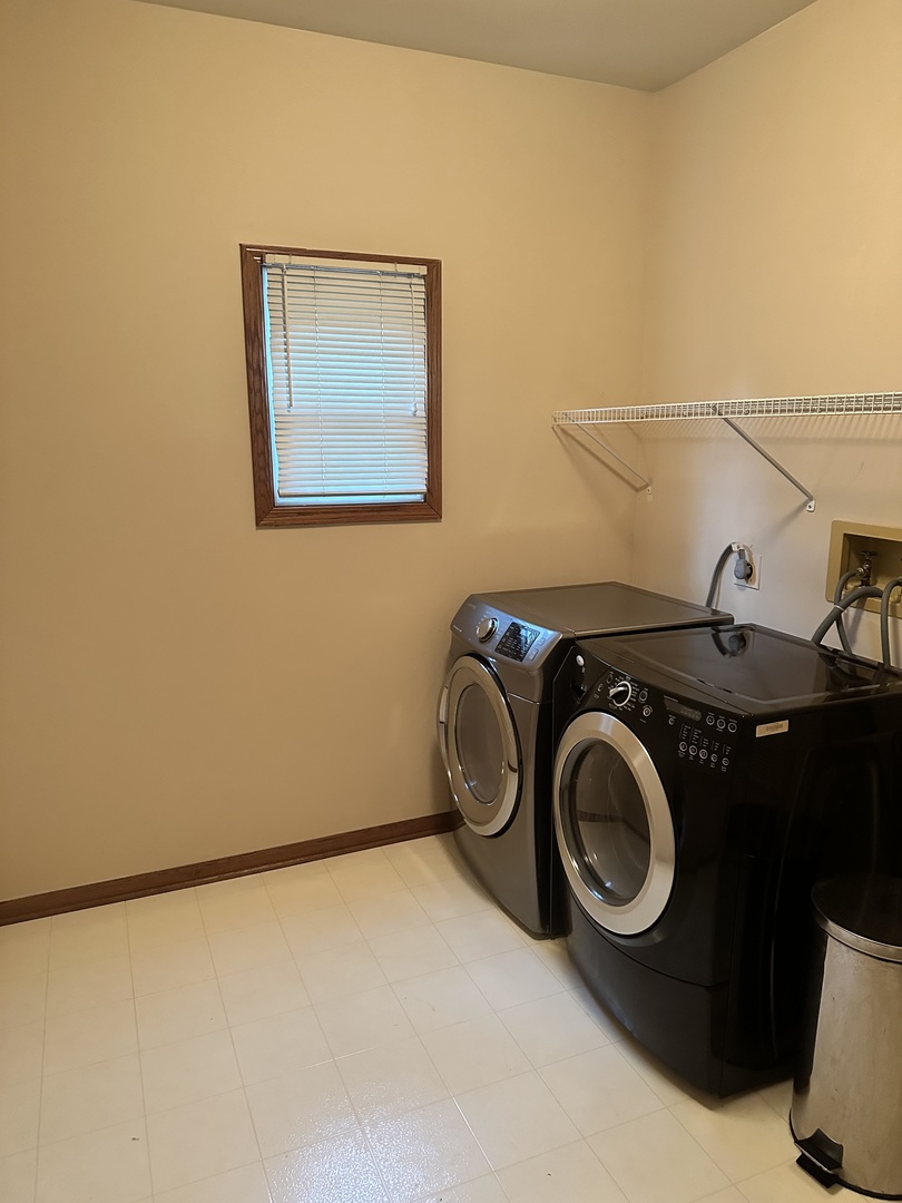 1592 Wakefield Court Mundelein, IL 60060 - Photo 10 of 25 a utility room with dryer and washer