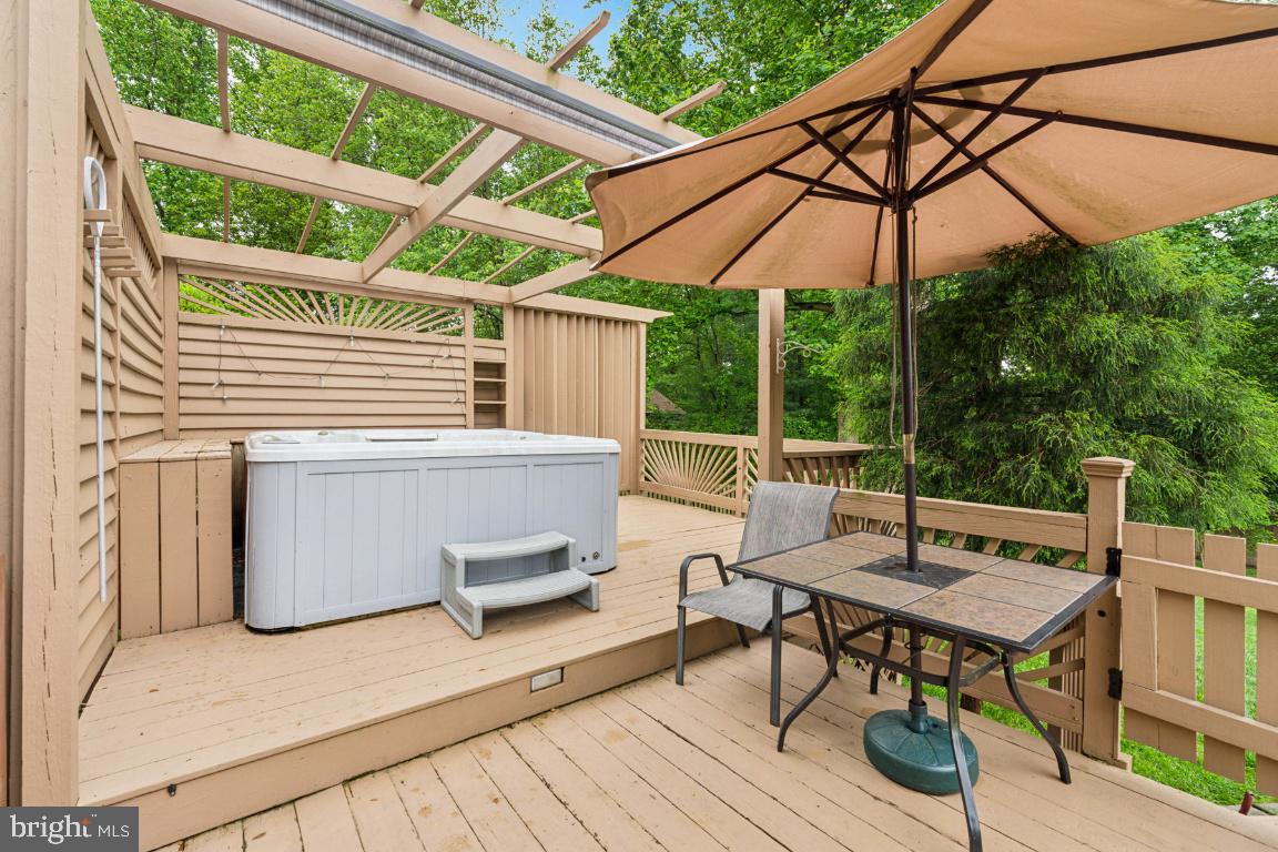 Large Deck w/ Powerful 6-Person Hot Tub