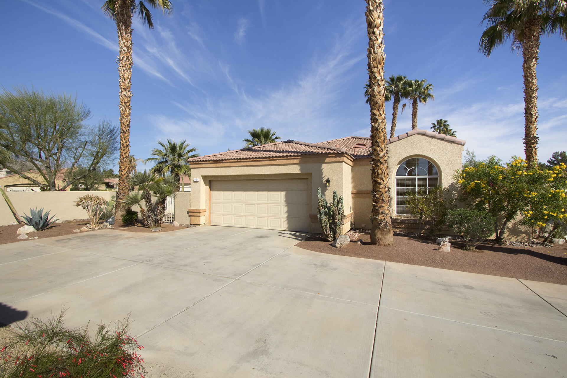 5 Novato Terrace Rancho Mirage, CA 92270 - Photo 4 of 22 Large Driveway