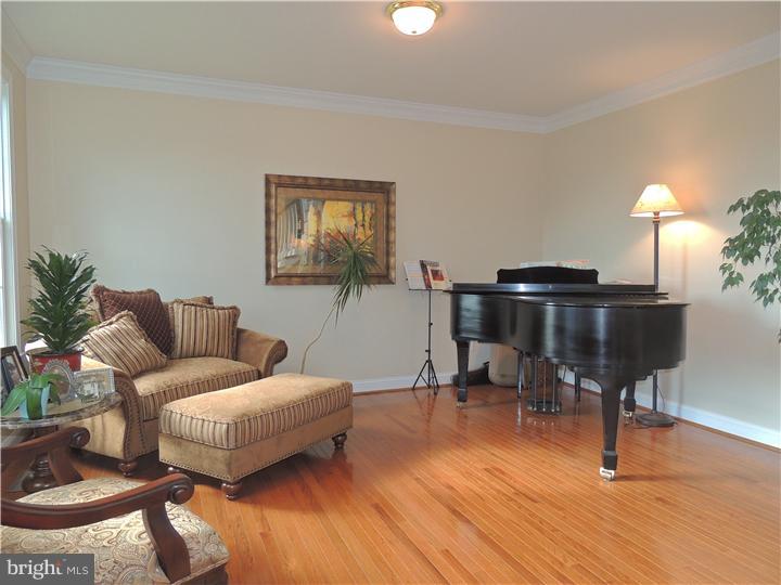 33 Meredith Road Phoenixville, PA 19460 - Photo 3 of 25 Living Room