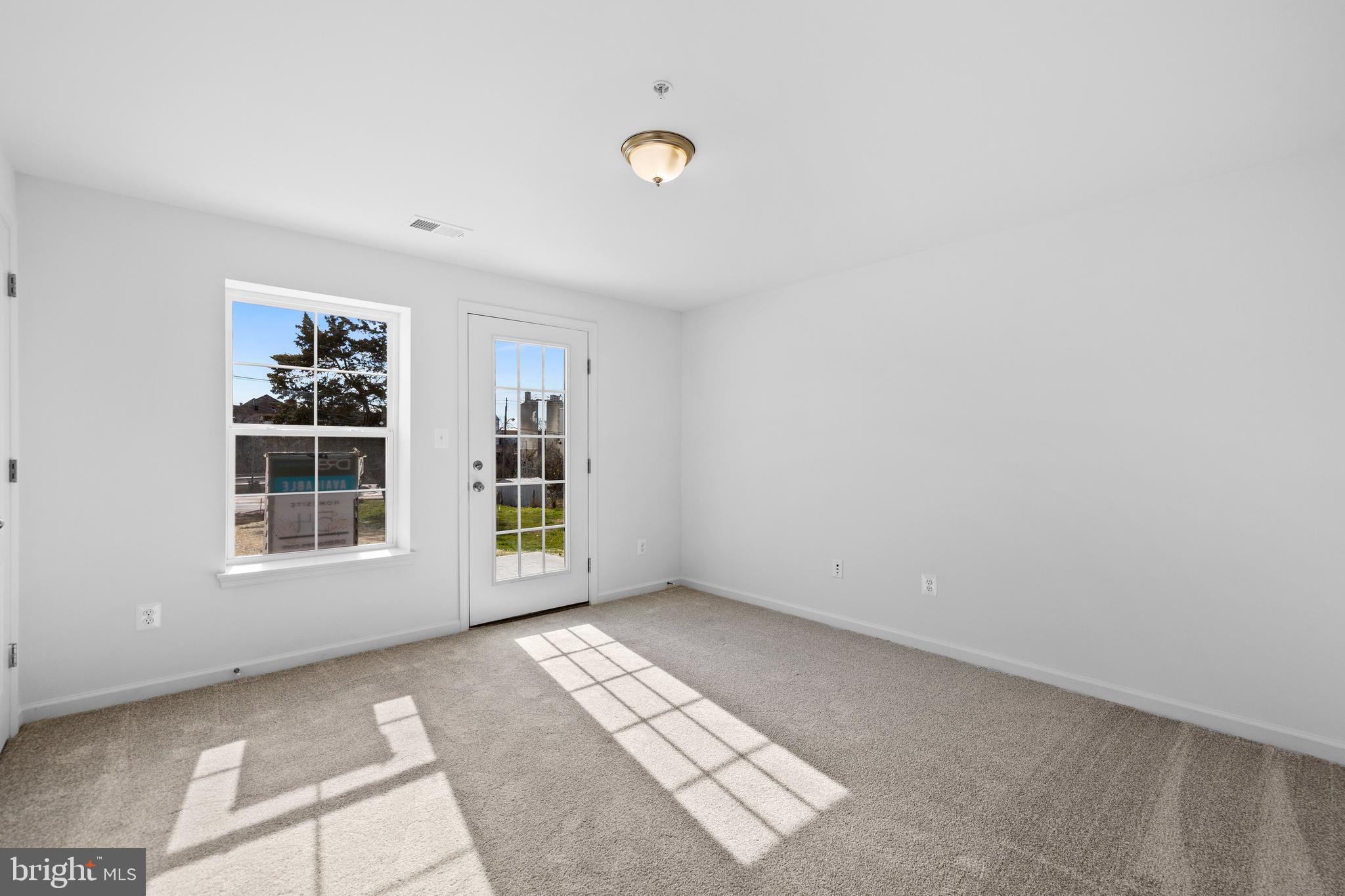 444 Carrolton Avenue Hagerstown, MD 21740 - Photo 28 of 30 an empty room with windows