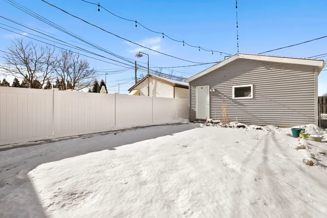 a view of a backyard