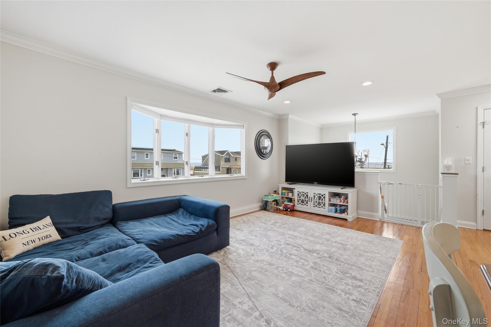 184 Inlet Drive Lindenhurst, NY 11757 - Photo 11 of 32