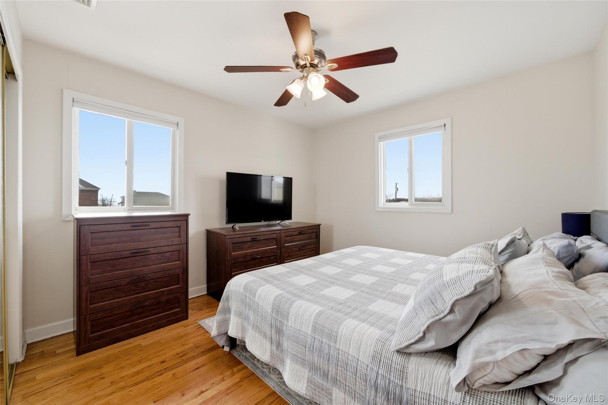 184 Inlet Drive Lindenhurst, NY 11757 - Photo 12 of 32