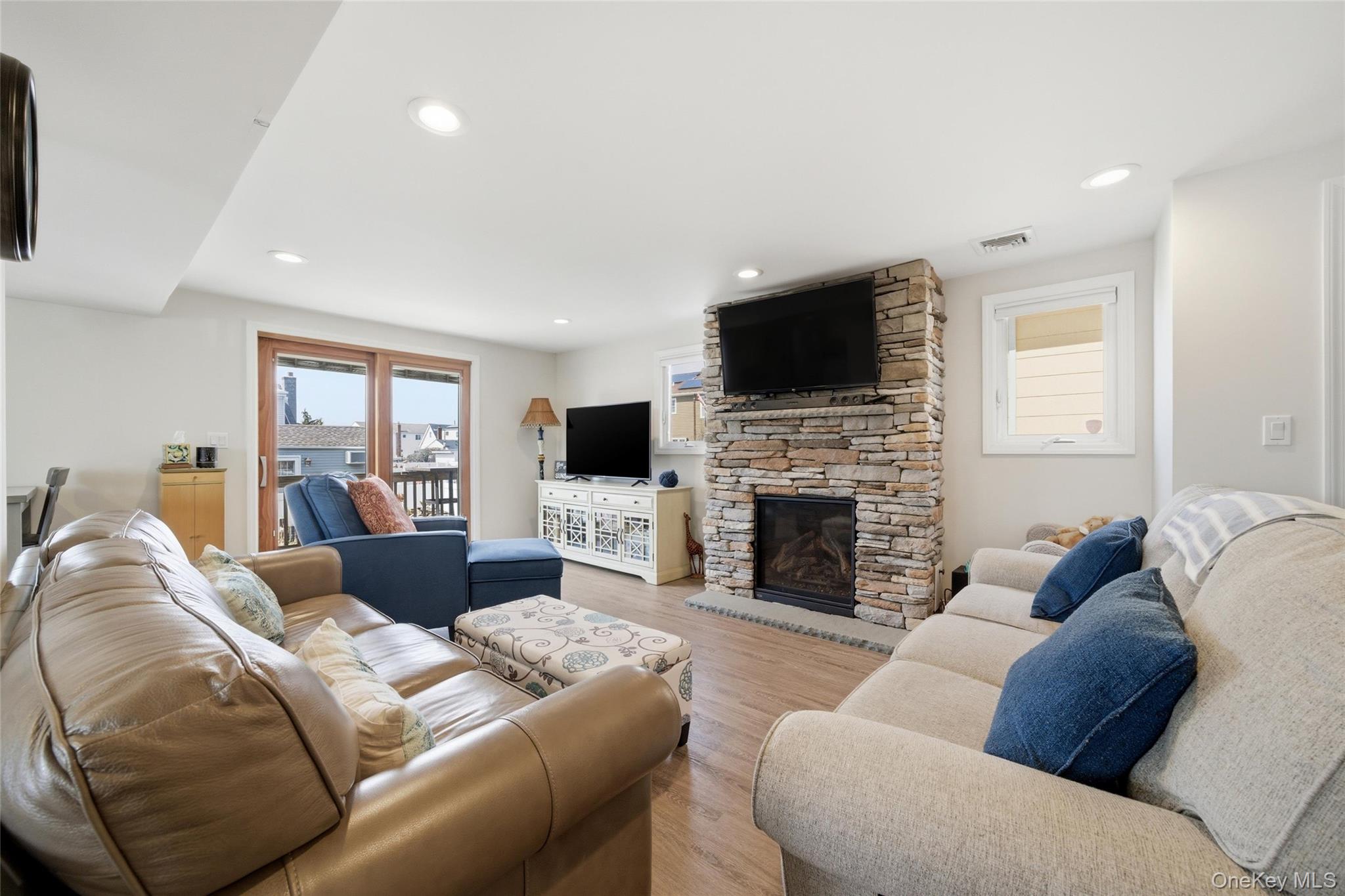 184 Inlet Drive Lindenhurst, NY 11757 - Photo 15 of 32