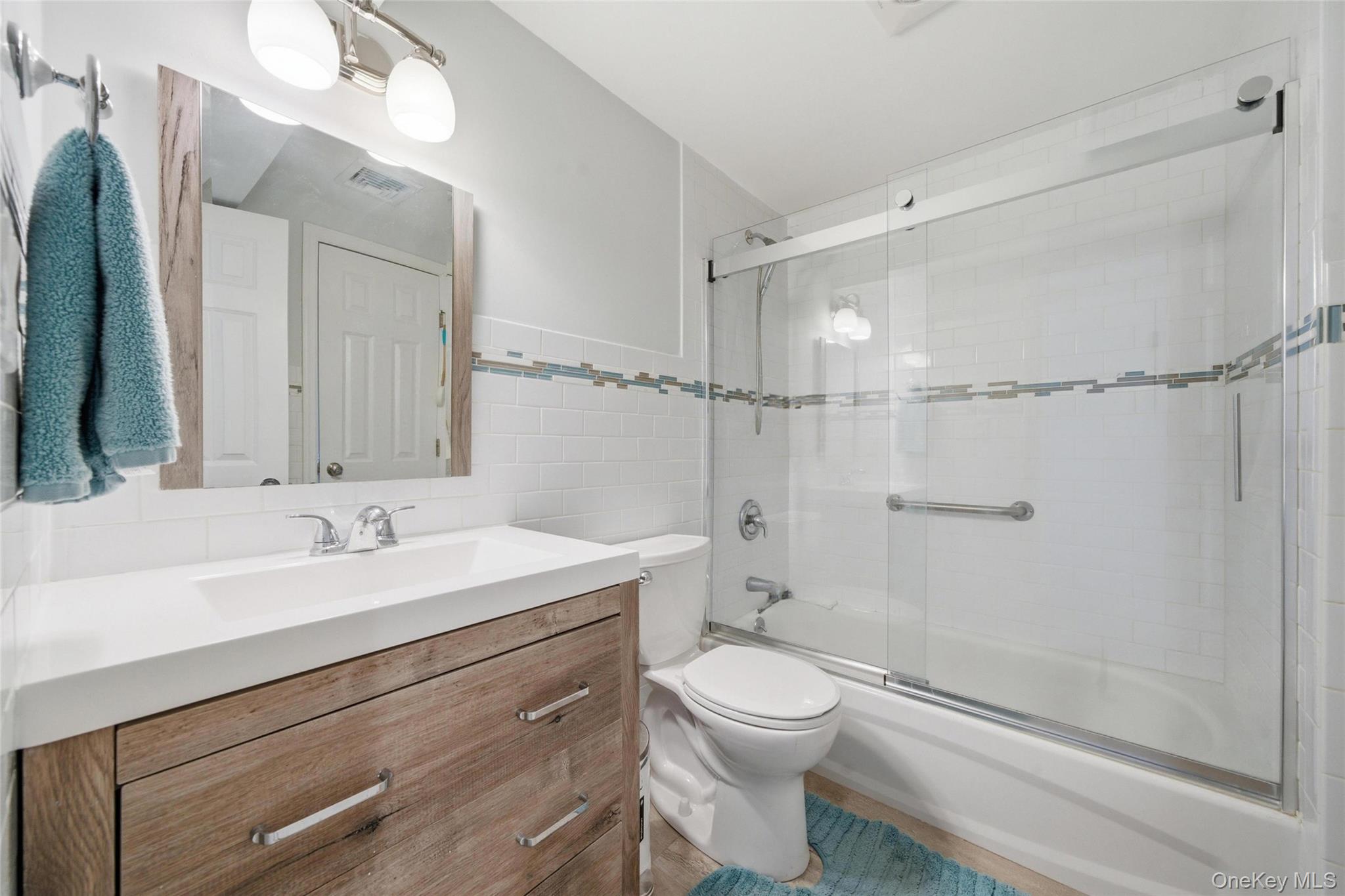 184 Inlet Drive Lindenhurst, NY 11757 - Photo 19 of 32