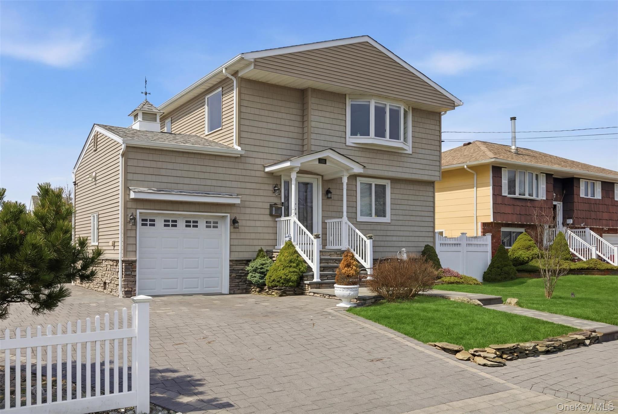 184 Inlet Drive Lindenhurst, NY 11757 - Photo 2 of 32